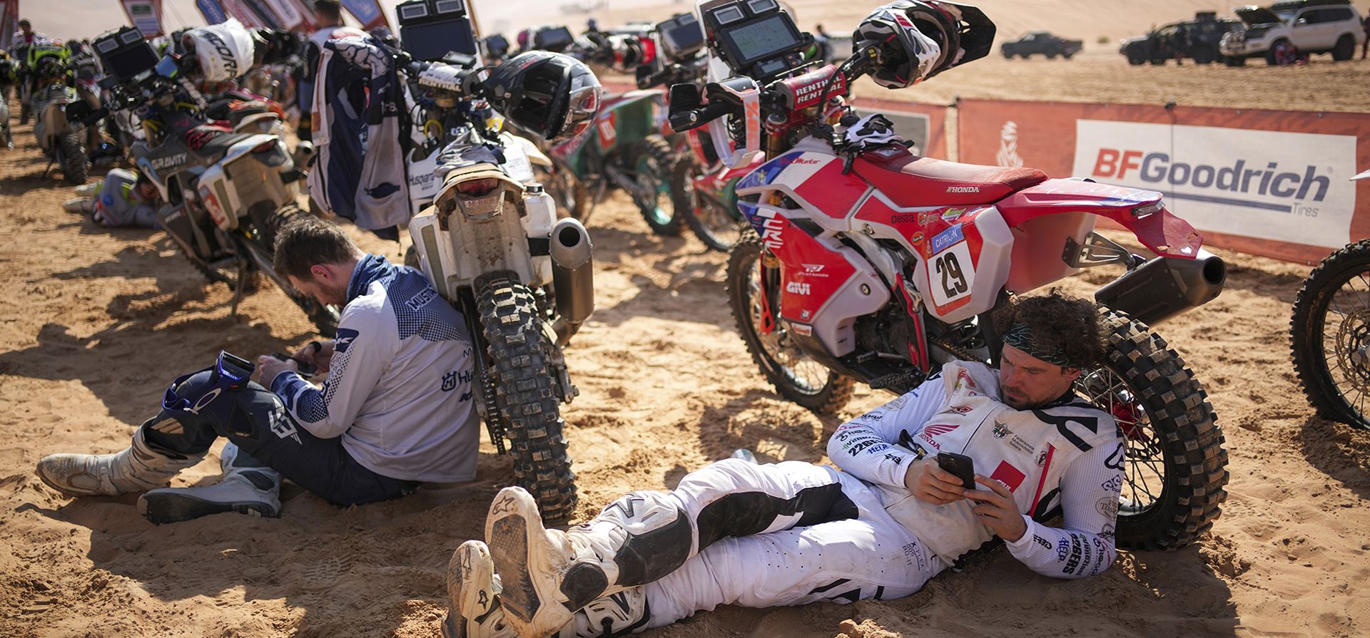 Los corredores esperan en la salida retrasada debido a la niebla durante la undécima etapa del Rally Dakar con inicio y fin en Shubaytah, Arabia Saudita, el jueves 16 de enero de 2025. (Foto AP/Christophe Ena)