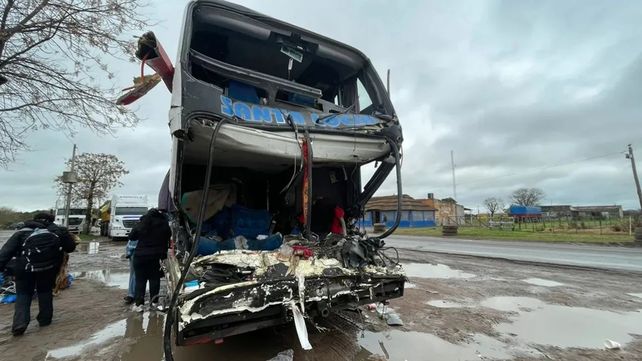 Así quedó el frente del colectivo que sufrió el choque en la provincia de Santa Fe