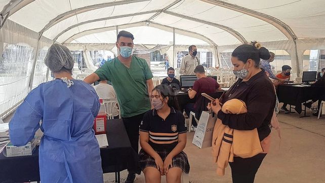 Vacunación a chicos con Moderna en el Hospital Orlando Alassia.&nbsp;