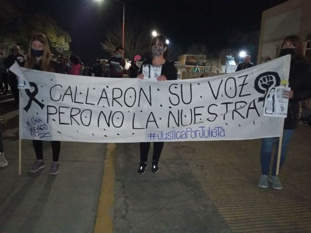 A un mes del asesinato de Julieta Del Pino,  Berabevú se movilizó para pedir justicia