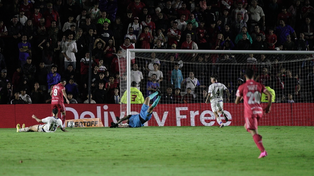 Maximiliano Romero anota el tercer gol para el equipo local.