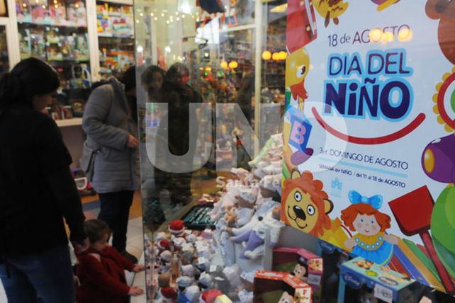 El Día del Niño colma de sonrisas las vidrieras de la Peatonal local