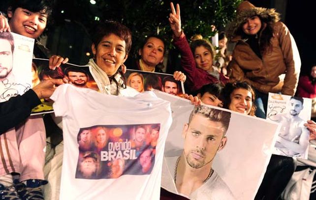 Miles de fanáticos ovacionaron en el Luna Park a Cauã Reymond y el elenco de Avenida Brasil.