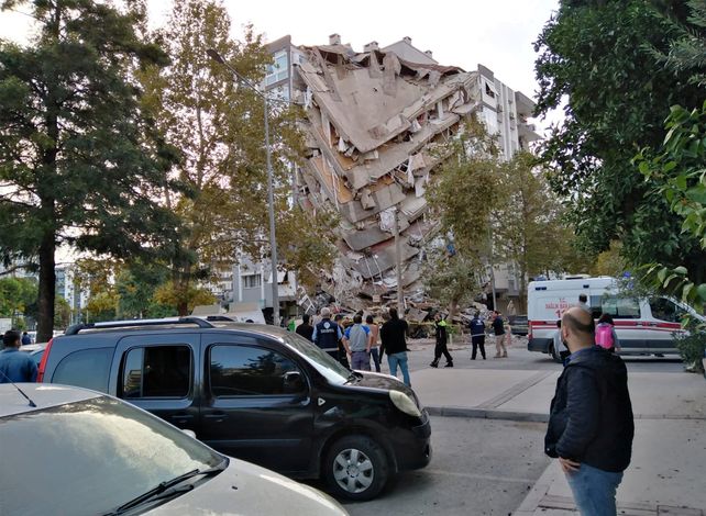 Turquía: impactantes imágenes del colapso de edificios por el terremoto y tsunami