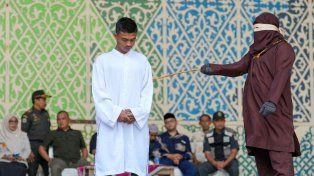 Indonesia: condenaron a 21 azotes a una pareja por besarse en TikTok