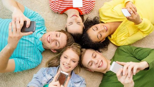 Un estudio revela que los celulares reemplazaron a las netbooks en el aula