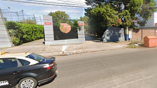 El motel de Mendoza al 7700. Dos viudas negras doparon a un hombre y al huir a toda velocidad con la camioneta chocaron el portón.&nbsp;