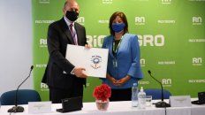 Miradas al sur. El gobernador Omar Perotti y su par rionegrina Arabela Carreras firmaron un acuerdo en colaboración con el Invap, en Bariloche, la semana pasada. Miradas al sur. El gobernador Omar Perotti y su par rionegrina Arabela Carreras firmaron un acuerdo en colaboración con el Invap, en Bariloche, la semana pasada.