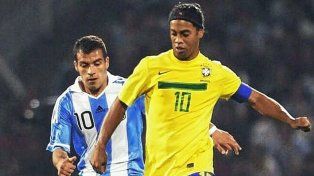Héctor Canteros enfrentando a Ronaldinho en el clásico sudamericano protagonizado entre la Selección Argentina y Brasil.