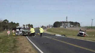El choque frontal se produjo a unos 50 km de Rosario. El siniestro vial ocasionó tres muertos cerca de Arminda. Uno de los vehículos invadió&nbsp; carril contrario&nbsp;