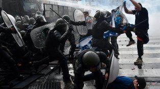 El Gobierno denunció un intento de golpe de Estado. La policía aplicó el protocolo antipiquetes y reprimió a los manifestantes.