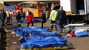 Al menos 19 muertos y 55 heridos al caer un micro en Sudáfrica
