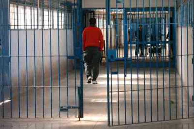 Tras una pelea entre internos, hirieron a puñaladas a uno en Las Flores