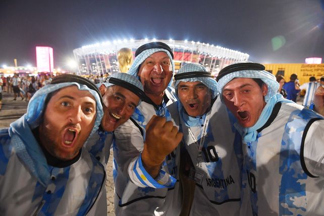 En fotos: las postales con hinchas argentinos alentando en el partido decisivo contra Polonia