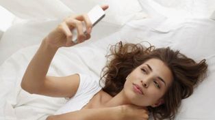 Una aplicación permite parar la alarma del reloj despertador con una selfie desde la cama