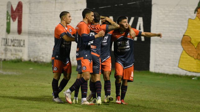 Unidos. Los futbolistas de Central Córdoba celebran uno de los tantos en la victoria ante El Porvenir.