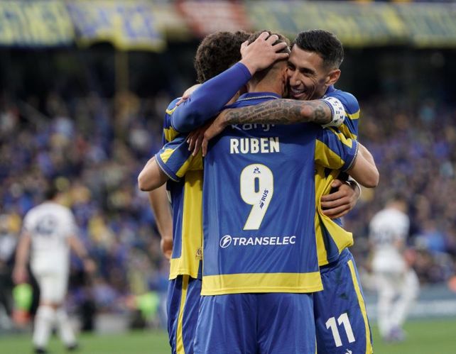 Marco Ruben se abraza con Ángel Di María en medio de la goleada de Central ante Independiente Rivadavia.