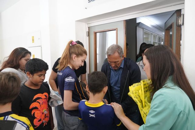 El gesto solidario de Russo: llegó de sorpresa al Hospital Vilela y regaló juguetes a los chicos internados