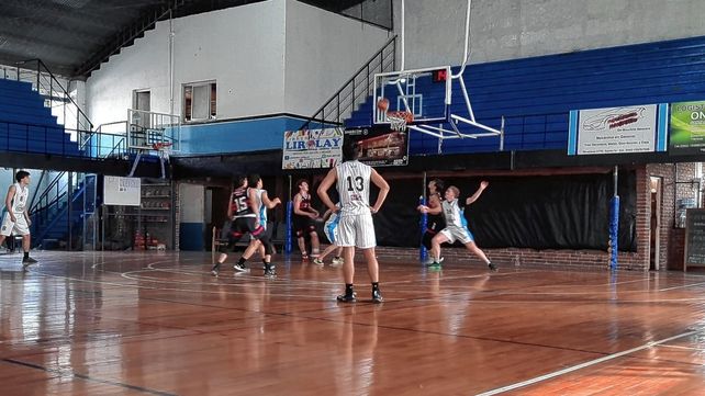Se están definiendo todos los torneos de divisiones inferiores en el Oficial de Básquet.