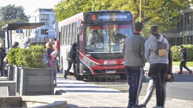 Empresas de colectivos advirtieron que a partir del 1° de octubre se suspenderá el servicio nocturno en el interior del país. Buses Paraná adherirá a la medida