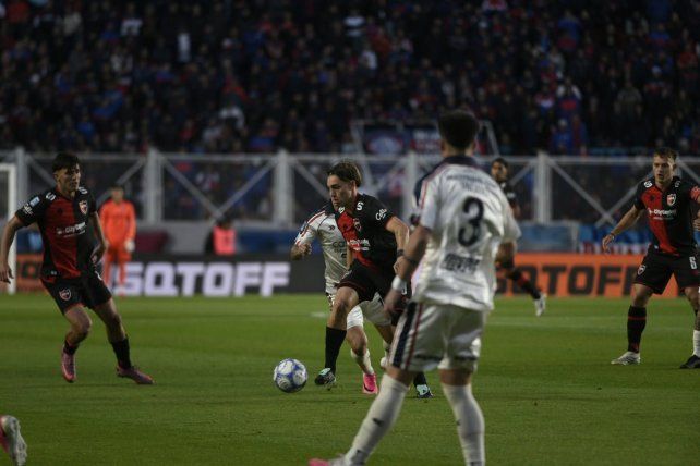Newells juega ante San Lorenzo en el Nuevo Gasómetro.