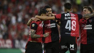 El festejo de Juanchón García con el Colo Ramírez y todo Newells, para el empate.