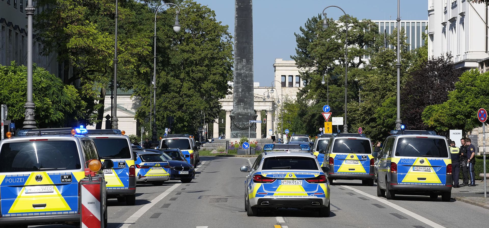 Agentes de policía bloquean una calle después de que la policía disparó contra una persona sospechosa cerca del consulado israelí y un museo sobre la historia de la era nazi de la ciudad en Múnich, Alemania, el jueves 5 de septiembre de 2024. (Foto AP/Matthias Schrader) Agentes de policía bloquean una calle después de que la policía disparó contra una persona sospechosa cerca del consulado israelí y un museo sobre la historia de la era nazi de la ciudad en Múnich, Alemania, el jueves 5 de septiembre de 2024. (Foto AP/Matthias Schrader)