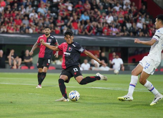 La zurda de Facundo Guch ya le da destino a la pelota que se convertirá en el empate de Newells ante Tigre.