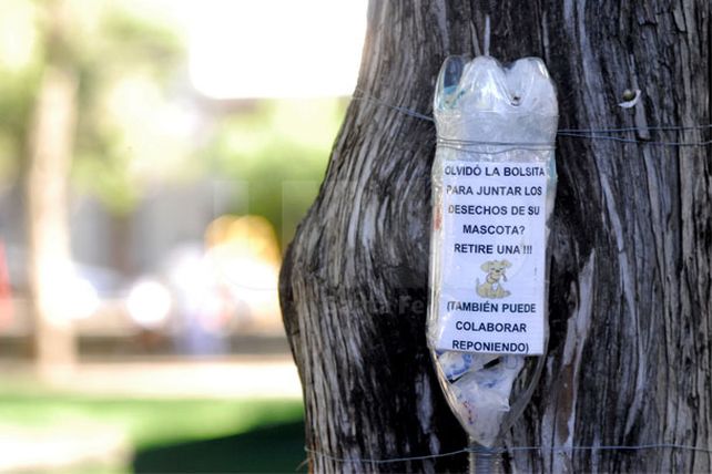 Vecinos proveen bolsas para los paseadores de perros en la plaza
