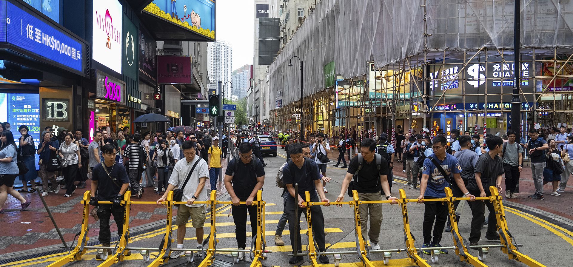 Policías cierran calles en el área de Causeway Bay en el 36to aniversario de la violenta represión china en la Plaza de Tiananmen, en Hong Kong, el miércoles 4 de junio de 2025. (AP Foto/Chan Long Hei) Policías cierran calles en el área de Causeway Bay en el 36to aniversario de la violenta represión china en la Plaza de Tiananmen, en Hong Kong, el miércoles 4 de junio de 2025. (AP Foto/Chan Long Hei)