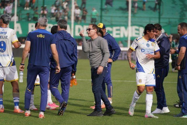 Ariel Holan da indicaciones en el pequeño entretiempo que hubo en Junín Ariel Holan da indicaciones en el pequeño entretiempo que hubo en Junín