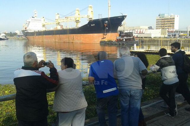 Los santafesinos se reunieron en el Puerto para tomar una última foto y decirle adiós.
