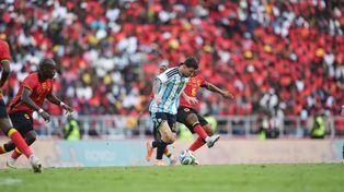Lionel Messi arrastró marcas en el gol que cerró el 2025 para Argentina ante Angola.