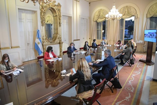 Parte del elenco que acudió al Salón de Científicos de la Casa Rosada.