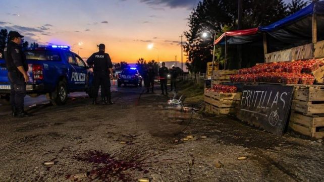 Una pelea de puesteros por la venta de frutillas terminó a los tiros en una ruta santafesina: tres heridos