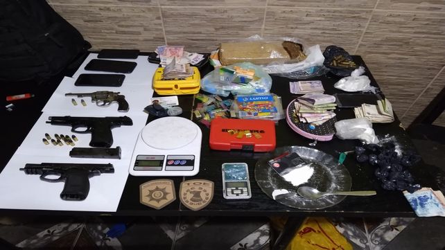 Se hallaron armas y algo de droga.