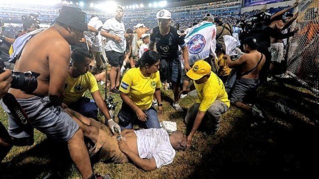 Tragedia en el fútbol: al menos 12 muertos en una estampida