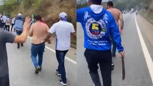 Una locura. Hinchas brasileños con machetes en la ruta con el fin de enfrentarse a barras de otro club.