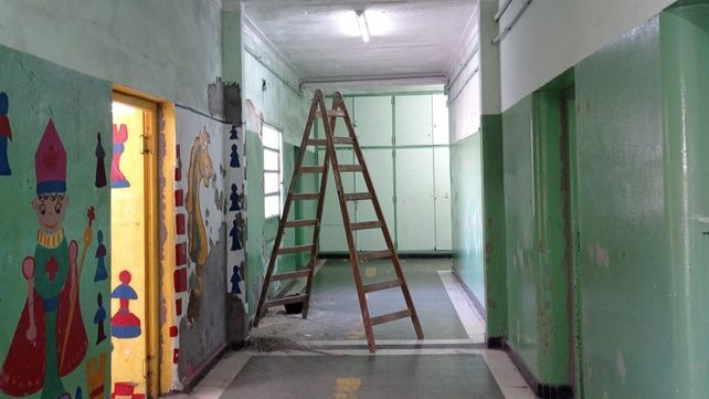 Al presentar un informe mensual sobre los trabajos en las escuelas