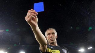 Los árbitros podrían incorporar una tarjeta azul para expulsiones temporales