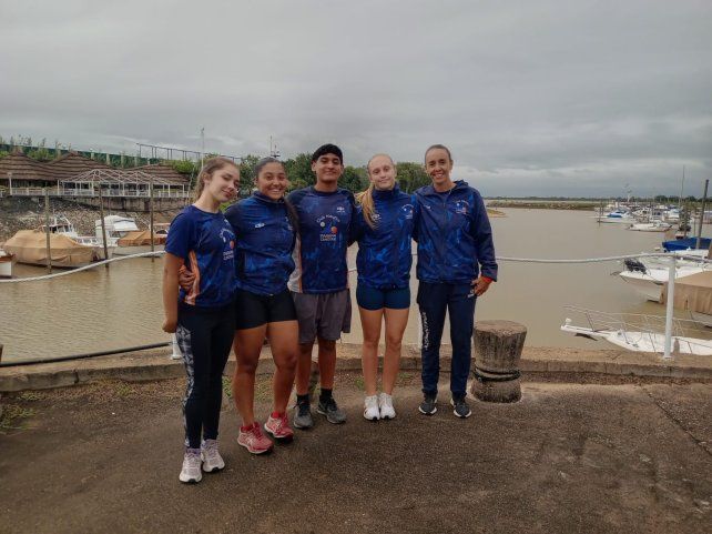 Parte del plantel de los chicos del canotaje del club Náutico que lograron el primer puesto.