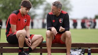 Valentino Acuña, quien regresó del Mundial sub-20 en Chile, tuvo una charla con Lucas Bernardi, en la primera práctica del nuevo entrenador de Newells.