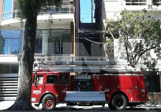 Bomberos rescataron a una mujer y una nena encerradas en un balcón sobre Bulevar