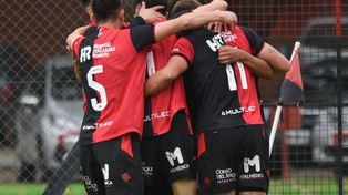 Abrazo de gol. Los chicos de Newells festejan uno de los tantos del triunfo ante Estudiantes la última vez que se enfrentaron.