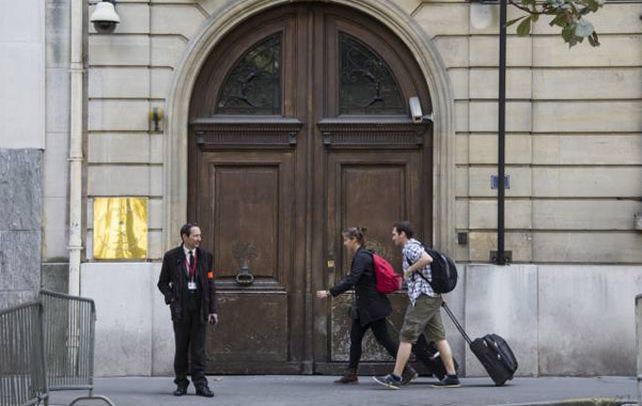 La comitiva salió de la Embajada de Arabia Saudita en París y fue asaltada sin disparar y sin causar heridos.