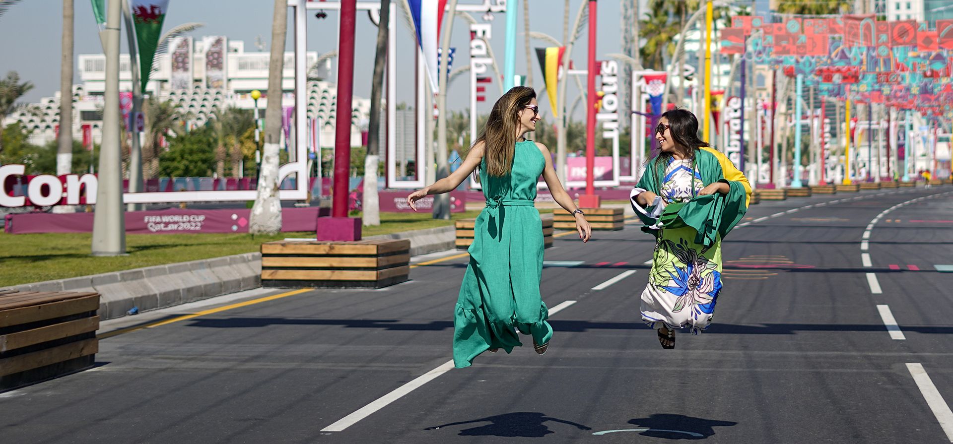 Aficionados de la selección de fútbol de Brasil saltan para una foto a lo largo de la cornisa de Doha en Qatar, el miércoles 23 de noviembre de 2022. Foto: AP/Ariel Schalit