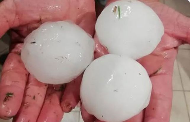 En Villa Mercedes cayó granizo de un tamaño similar al de una pelota de tenis.