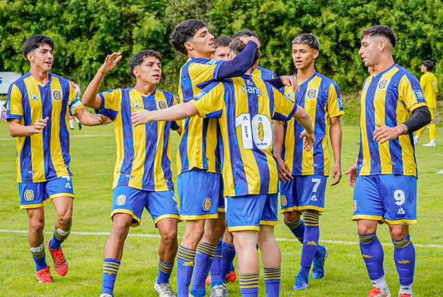 Los jugadores de la 5ª de Central festejan uno de los goles ante Unión.