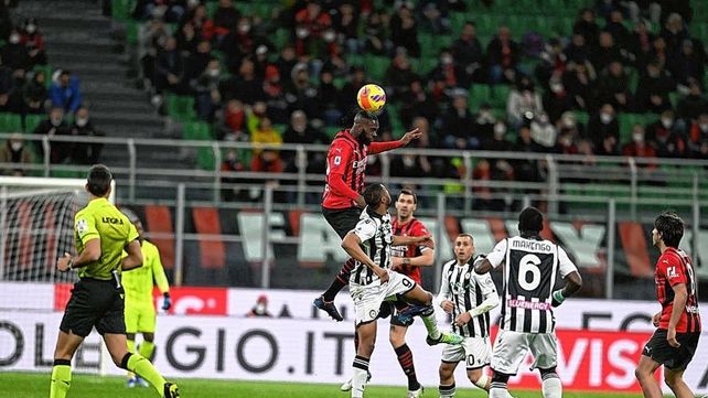 Milan igualó con un gol polémico ante Udinese en el inicio de la 27ª fecha de la Serie A.