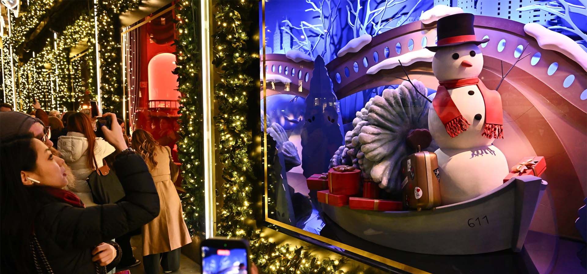 Saks Fifth Avenue presenta su espectáculo de luces navideñas y su escaparate, Nueva York, EE. UU.. Fotografía: Evan Agostini/Invision/AP Saks Fifth Avenue presenta su espectáculo de luces navideñas y su escaparate, Nueva York, EE. UU.. Fotografía: Evan Agostini/Invision/AP